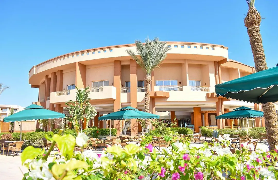 Parrotel Lagoon pool